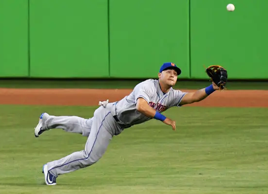 Centerfielder diving catch